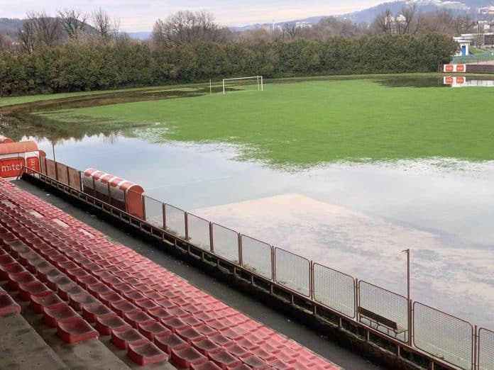 (FOTO) Obilne padavine nanijele veliku štetu: Potopljen teren stadiona na 1670816339 Foto Obilne Padavine Nanijele Veliku Stetu Potopljen Teren Stadiona Na