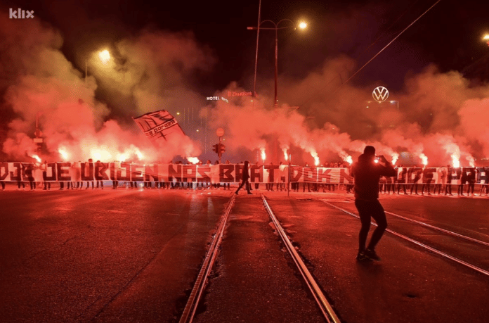 Navijači Željezničara blokirali saobraćaj na raskrsnici gdje je ubijen Mehmed Navijaci Zeljeznicara Blokirali Saobracaj Na Raskrsnici Gdje Je Ubijen Mehmed