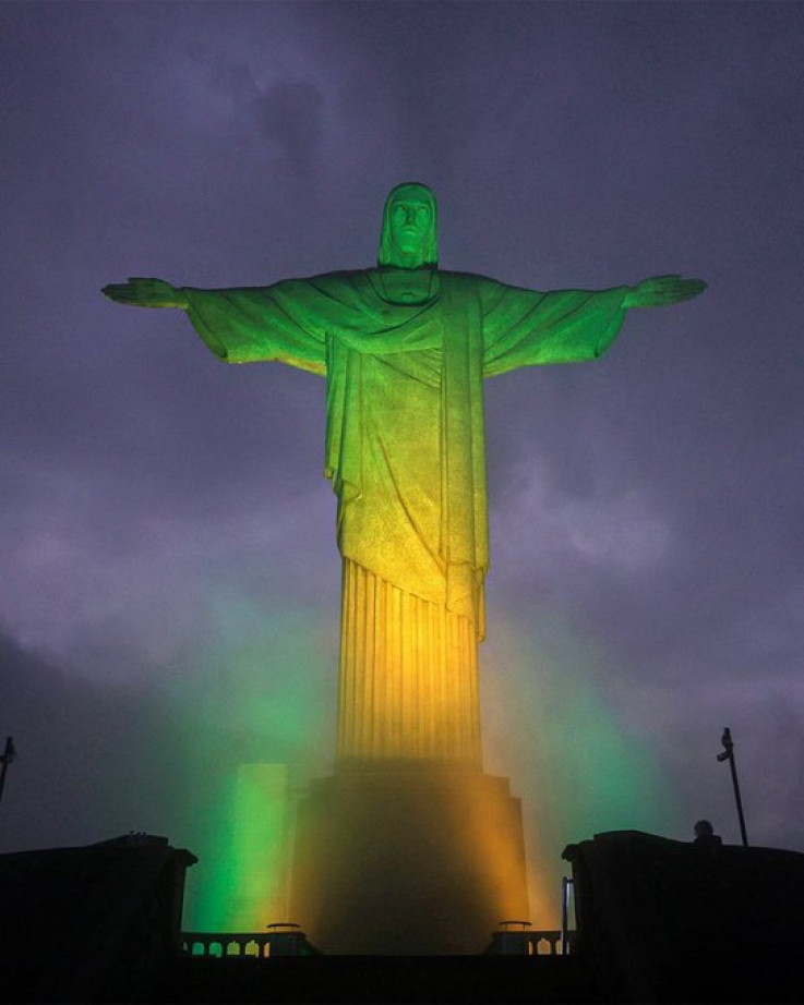 spomenik isusa iznad rio de žaneira zasvijetlio je u zelenoj i žutoj boji