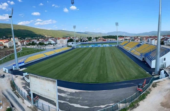 Video Novi Teren Na Stadionu Premijerligasa Je Spreman Za Debi