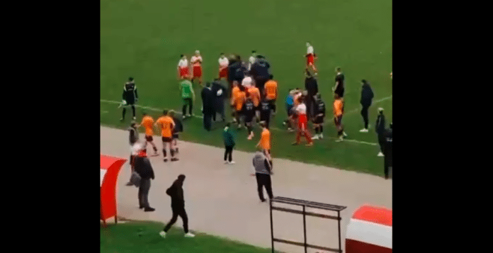 (VIDEO) Užasni prizori sa utakmice pionira u BiH: Roditelji ušli Video Uzasni Prizori Sa Utakmice Pionira U Bih Roditelji Usli