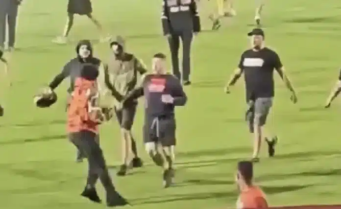 RUŽNE SCENE U KRAGUJEVCU: Navijači Radničkog upali na teren, napali